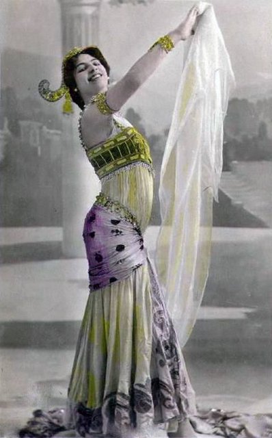 Berühmt war Mata Hari für ihren Schleiertanz - hier zu sehen auf einer colorierten Postkarte, um 1907. Ihr Stil war durch indonesische Tänze und Schmuck inspiriert.
