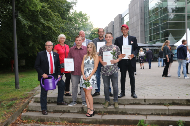 Freuten sich über die guten Abschlussergebnisse (v.l.n.r.): Harald Nübel (Stellvertretender Landrat), Annette Hölken (Ausbilderin im Zierpflanzenbau), Hendrik Kuhrmann (Azubi Galabau), Carsten Uhlenbrock (Fachdienstleiter Tiefbau und Kreisgartenbaulehrbetrieb), Vanessa Radomski (Azubi Zierpflanzenbau), Andreas Bittrich (Azubi Galabau), Leon von Reth (Azubi Galabau) und Kevin Hedemann (Azubi Galabau).