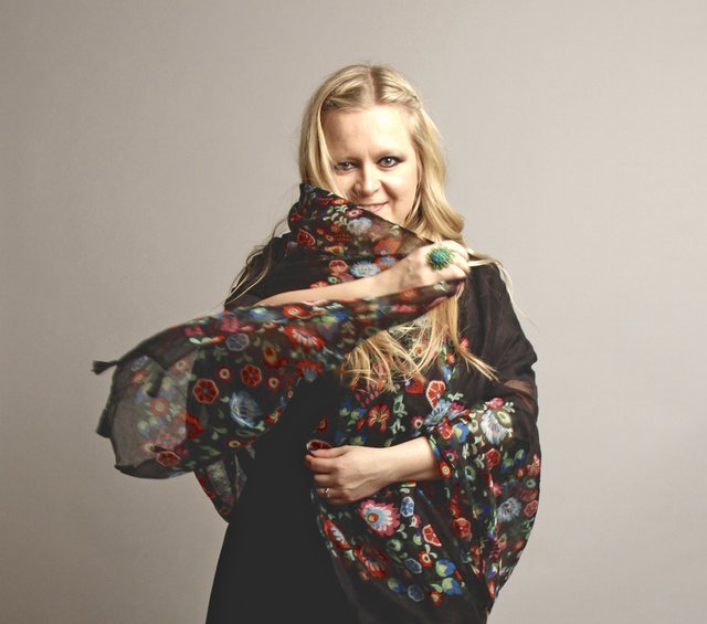 Ihre Botschaft: Die Melancholie des Nordens ist die schöne Seite des Traurigseins. Was das Quintett um die Finnische Sängerin Laura Ryhänen zu dem international renommierten Act macht, der sie sind, ist die Tatsache, dass sie dem finnischen Tango eine höchst überfällige Frischzellenkur angedeihen lassen.