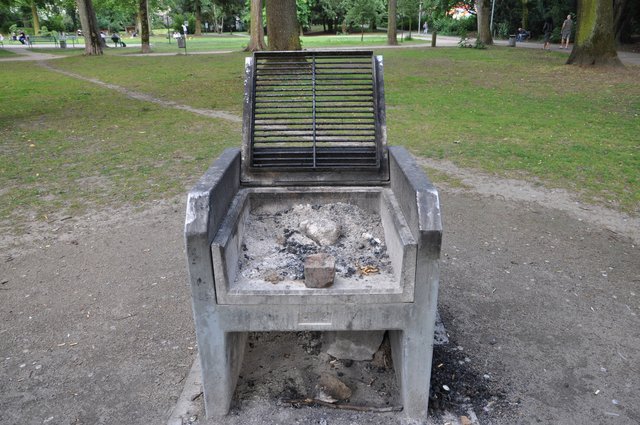 Im Westpark kann bis 22 Uhr gegrillt werden. Der Grillplatz sollte jedoch nach dem Grillen ohne Asche hinterlassen werden.