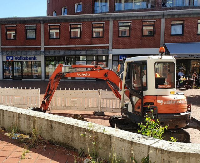 Mitarbeiter einer Baufirma schachten auf dem Marktplatz derzeit ein Loch aus. Fotos: Bludau