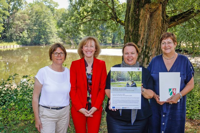Das Foto zeigt (von links) Simone Raskob (Beigeordnete Essen), Karin Welge (Beigeordnete Gelsenkirchen), NRW-Umweltministerin Ursula Heinen-Esser und RVR-Regionaldirektorin Karola Geiß-Netthöfel.