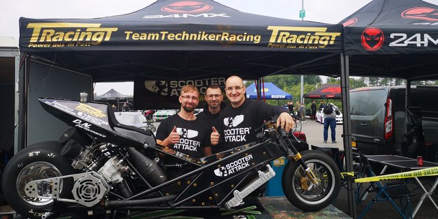 Von Null auf 100km/h in unter drei Sekunden: Das ist nur etwas für die Rennstrecke. Das selbst gebaute Motorrad des "TeamTechnikerRacing" ist auf Rekordkurs. Anfang August wollen (v.l.) Steffen Turowski und Roman Szecel (beides Techniker) sowie Marcel Dahlberg (Fahrer) in Bitburg den Europarekord knacken.