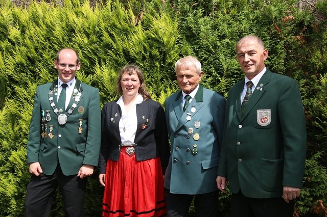 Kreisvorsitzender Ralf Striepen mit ehemalige Kreisschützenkönige Eugen Szczypek, Daniel Fenner und Kreisschützenkönigin Simone Micke