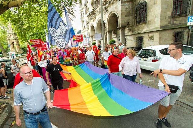 Diesmal wird die Regenbogenflagge, die den Demonstrationszug anführt, noch länger sein!