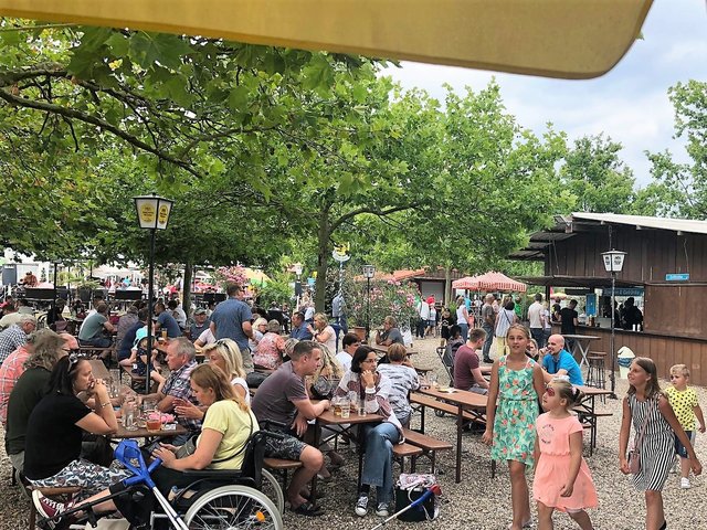 Der Biergarten ist bei gutem Wetter ein beliebter Treffpunkt. Im Rahmen des 1. Seefestes war es nicht einfach, ein freies Plätzchen zu ergattern – der Zuspruch aus der Bevölkerung war exorbitant.