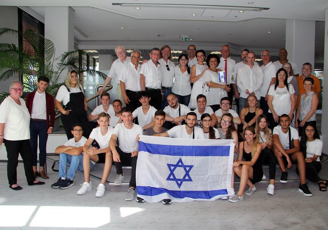 Die Gäste aus der israelischen Partnerstadt Ramla besuchten die Sparkasse. In der Mitte hinten Ratsmitglied Rais Abu Saif, rechts von ihm Sparkassenvorstand Bernd Zibell (mit roter Krawatte).