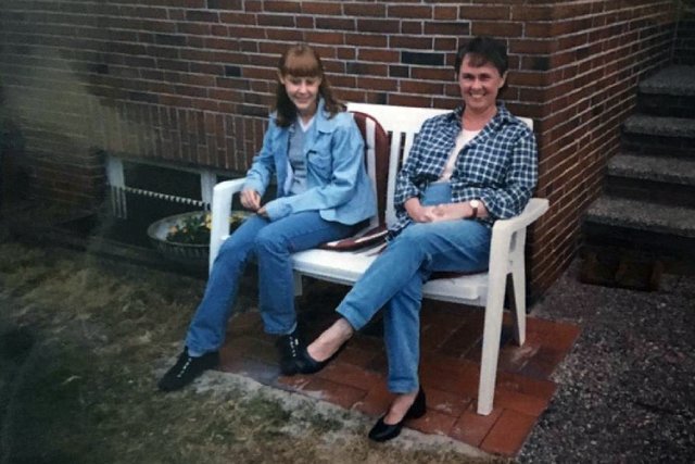 Barbara Bellmann mit 16 Jahren und Ursula Schade, Tante von Barbara Bellmann in Hagen-Haspe wohnend.