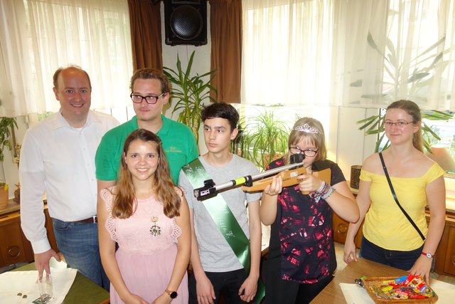 Wow! Jetzt wird's ernst! Die 16-jährige Kim legt los! Wer gewinnt? Von li. Matthias Hauer MdB, Kronprinzenpaar Kira I. mit Ken I.; Rubens 17; Indra, Jugendleiterin.