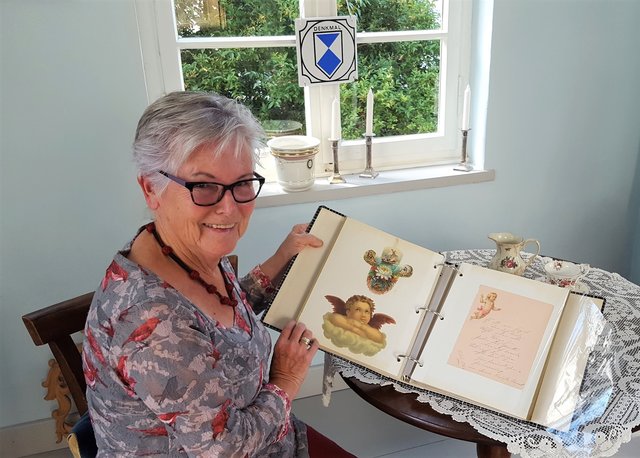 Barbara Schröder könnte stundenlang in den Alben mit den Glanzbildern blättern.
Foto: Henschke