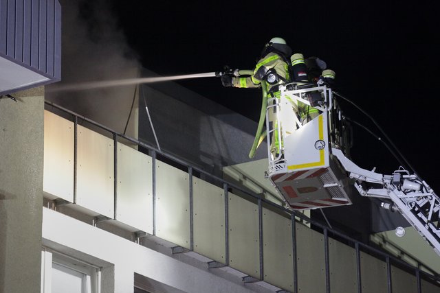 Feuerwehrleute löschten die Flammen.