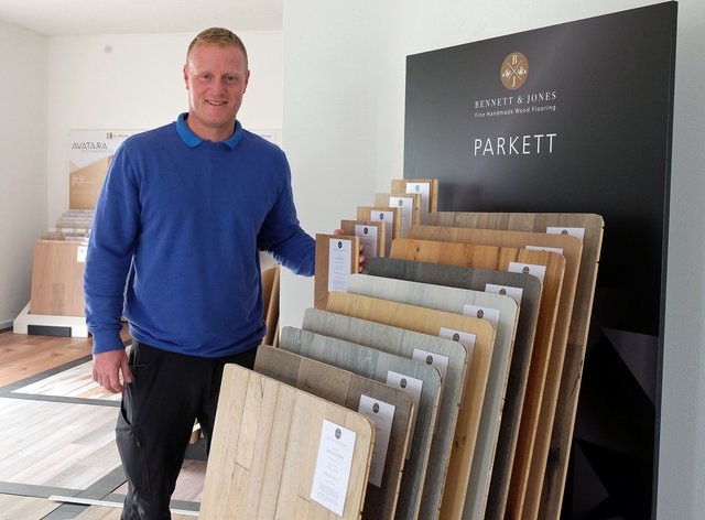 In der Ausstellung findet man sowohl moderne Klassiker als auch die aktuellen Trends in Sachen Bodenbelag. Dabei setzt Geschäftsinhaber Florian Rohlof auf sorgfältig geprüfte Produkte von zuverlässigen Lieferanten und arbeitet hauptsächlich mit den Marktführern zusammen.