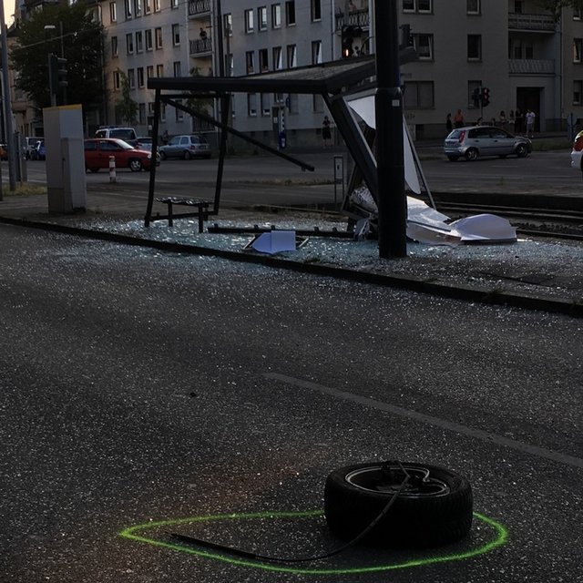 zerstörter Haltestellen Unterstand