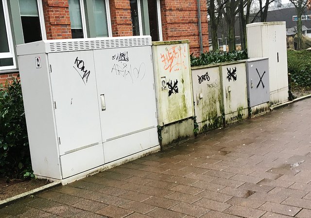 Noch sehen die Stromkästen an der Bottroper Straße am Neuen Rathaus in Stadtmitte trist und hässlich aus. Doch das wird sich am Samstag, 3. August, ändern