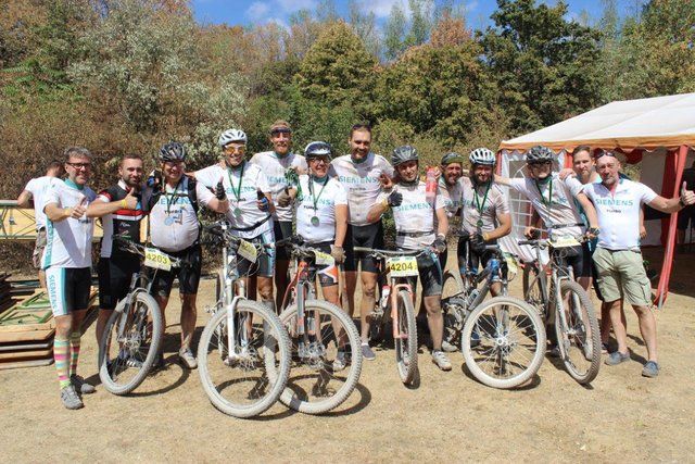 Die Turbo-Biker von Siemens Energy legen sich für kranke Kinder in Duisburg ins Zeug.