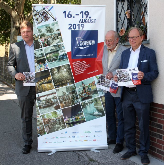 Dirk Grotstollen, Vorsitzender des Ruhrorter Bürgervereins, sowie die „Hafenfest-Vorstände“ Dr. Bernhard Weber und Walter Pavenstedt (v.l.), haben nach dem Jubiläumsfest im letzten Jahr auch beim bevorstehenden 26. Ruhrorter Hafenfest wieder einige Höhepunkte an Land gezogen.
Foto: Reiner Terhorst