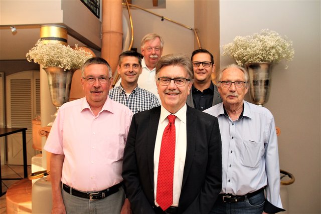 Der Vorstand des Lions Club Hattingen : Vorne von links: Dr. Bernd Rosenfeld, Präsident Pfarrer Dr. Udo Polenske, Udo Haarmann, zweite Reihe von links : Tomás Stanke, Olaf Scherff, hinten: Friedel Diergardt. Es fehlen Stephan Marienfeld, Dirk Glaser, Heinz Bäcker und Prof. Dr. Andreas Tromm.