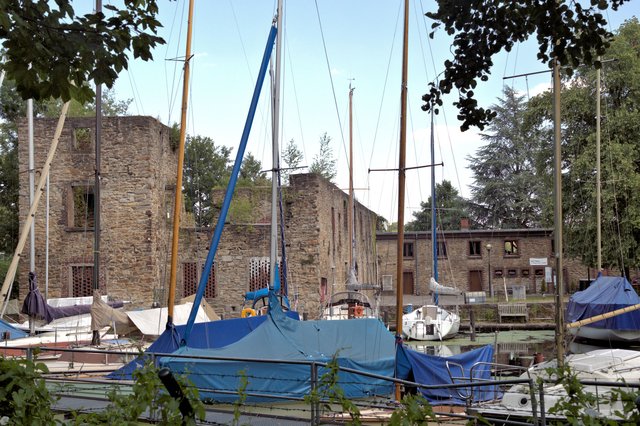 Haus Scheppen in Fischlaken am Baldeneyer See ist aus dem Mittelalter, ein Lehnhof der Abtei Werden.
