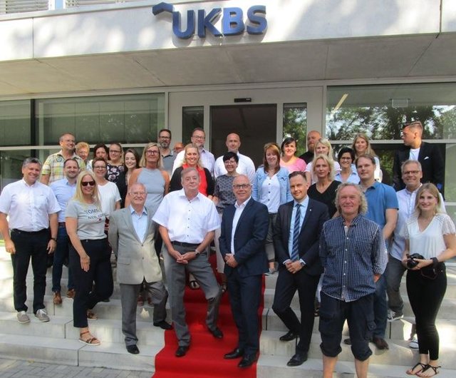 Den roten Teppich ausgerollt hatten die Beschäftigten der UKBS für ihren allseits beliebten und geschätzten Kollegen Dirk Grünewald, der nach 46jähriger Tätigkeit bei dem kommunalen Wohnungsunternehmen in den Ruhestand trat. In der Bildmitte Aufsichtsratsvorsitzender Theodor Rieke, Dirk Grünewald, Geschäftsführer Matthias Fischer und Oliver Niermann vom Verband der Wohnungswirtschaft Rheinland-Westfalen