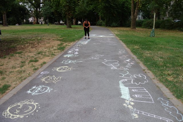 Tja, was hat das denn zu bedeuten. Warum macht Alina Drawert das plötzlich - abends - im Essener Gervinuspark?