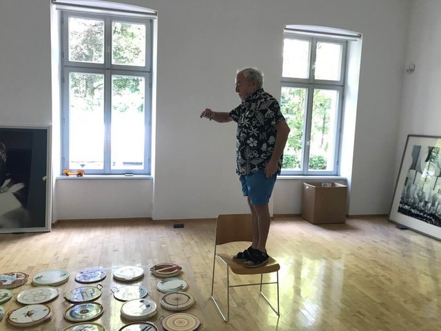 Werner Steinecke beim Fotografieren seiner Tortenplatten im Museum Kurhaus Kleve