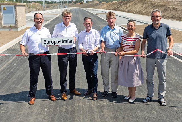 Thomas Jablonski, Dr. Volker Selter, Stadtrat Dr. Christopher Schmitt, Rainer Schiffkowski, Bettina Lenort und Michael Stappert freuten sich über die Freigabe der Europastraße für den Verkehr.