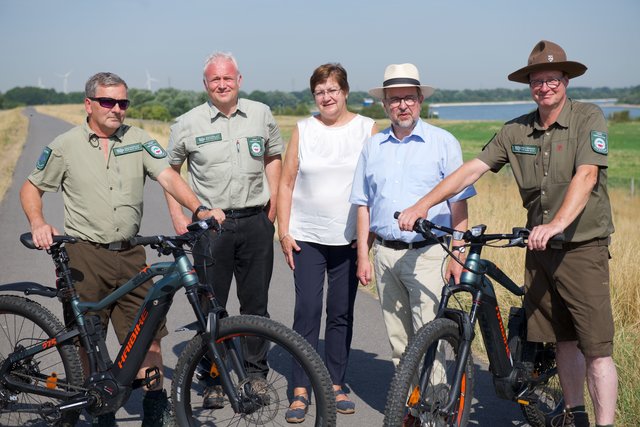 Ab sofort im Kreis Wesel unterwegs sind die Ranger des Regionalverbandes Ruhr (RVR). Auf dem Foto zusammen mit Betriebsleiter Thomas Kämmerling von RVR Ruhr Grün (2.v.l.), RVR-Regionaldirektorin Karola Geiß-Netthöfel sowie Landrat Dr. Ansgar Müller (2.v.r.). | Foto: Zur Verfügung gestellt vom RVR (Foto: de Leuw)