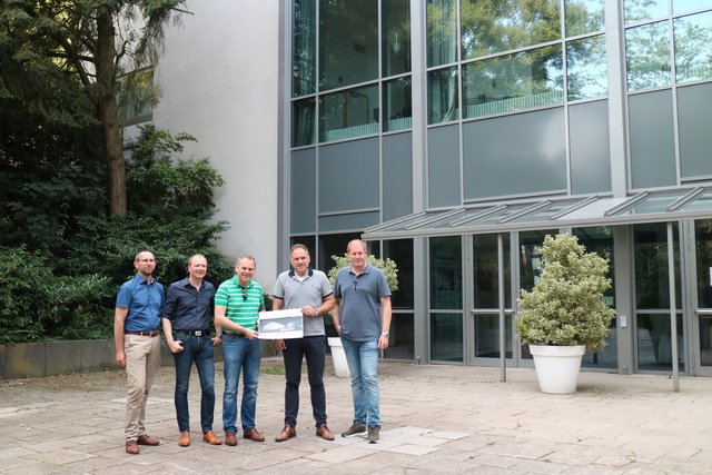 Stellten die neuen alten Pläne für eine Veranstaltungshalle auf der Alexanderhöhe vor: Stadtbaurat Thorsten Grote, Volker Keitmann (SPD), Michael Schmitt (CDU), Kämmerer Michael Woijtek und Fabian Tigges (CDU) (v.l.n.r.). Foto: Goor