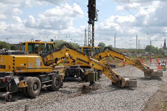 Die Bauarbeiten der Bahnstrecke am Bahnhof Mülheim-Styrum sind in vollem Gange: Eine neue Stecke für den RRX wird gebaut, Gleise, Schienen und Schotter verlegt.