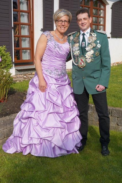 Das amtierende Königspaar des BSV Deilinghofen, Janina Schmerder und Frank Bergamoz. Foto: Verein