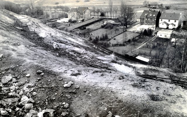 Blick von der Moltke-Halde in den 80er-Jahren in Richtung Welheimer Straße. Die dort am Haldenfuß stehenden Häuser wurden abgerissen, die betroffenen Familien mussten umziehen.