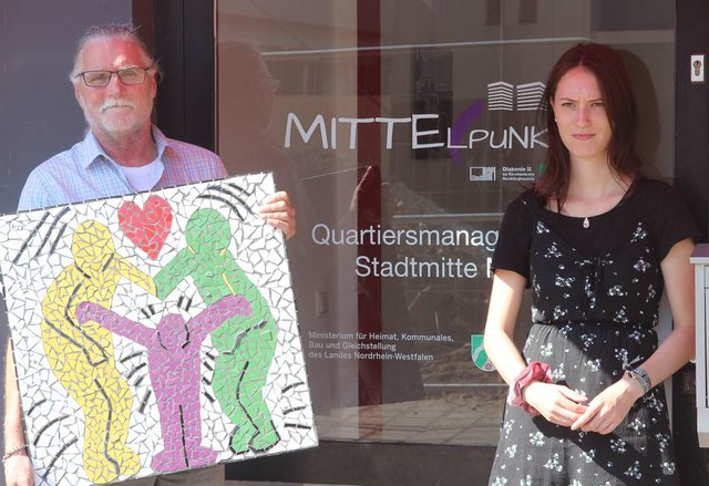 Workshopleiter Udo Sewz und „Mitte(l)punkt“-Praktikantin Aimee Breitfeld freuen sich, mit Kindern farbenfrohe Mosaike zu gestalten.