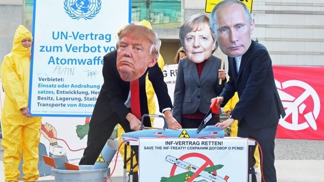 *Straßentheater: Trump und Putin zerstören eine Atomwaffe. Merkel ist darüber erfreut*
- Foto/ Copyright: Regine Ratke