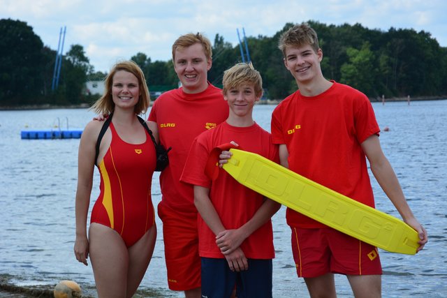 In Haltern wurde der Einsatz verschiedener Rettungsmittel der Lebensretter demonstriert, darunter Rettungsbrett sowie das so genannte Stand Up Paddle (SUP).