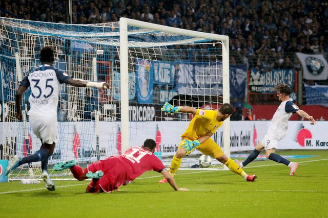 Da war die VfL-Welt noch in Ordnung: Nach Vorarbeit von Silvere Ganvoula erzielte Simon Zoller die 3:2-Führung für Bochum. Foto: Molatta