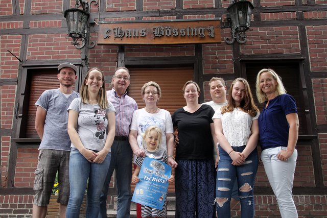 Heinz und Kornelia Bössing, ihre Töchter Kathrin, Michaela und Anna, sowie die Partner und Enkelkinder blicken mit Wehmut auf das Aus von Haus Bössing, freuen sich aber auch auf den neuen Lebensabschnitt.