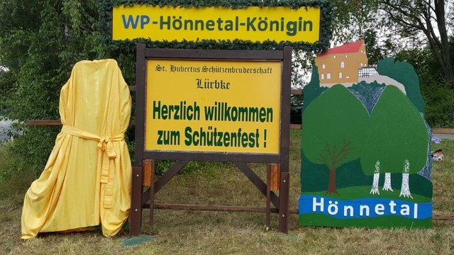 Noch ist die Darstellung des Lürbker Königspaares Margit Oesterberg und Heinz Spiekermann verhüllt.