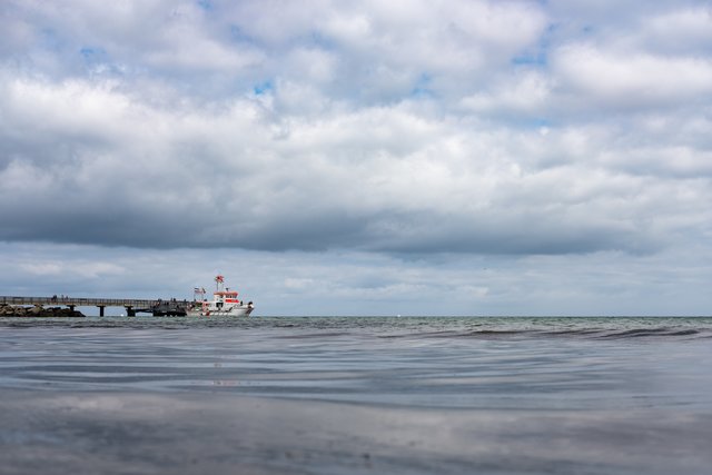 Die Berlin an der Seebrücke vom Schönberger Strand.