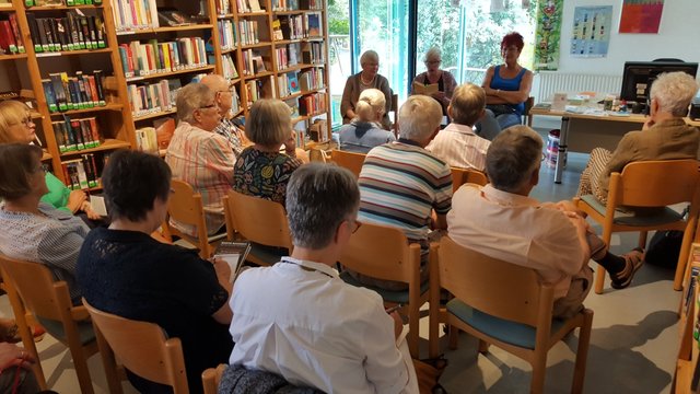 Die zahlreich erschienenen Literaturfreunde dankten es mit großer Aufmerksamkeit trotz der sommerlichen Temperaturen in der kleinen Bücherei Leseratte.