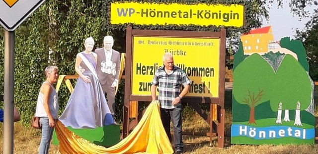 Unter großem Applaus enthüllte das Lürbker Königspaar das Schild.