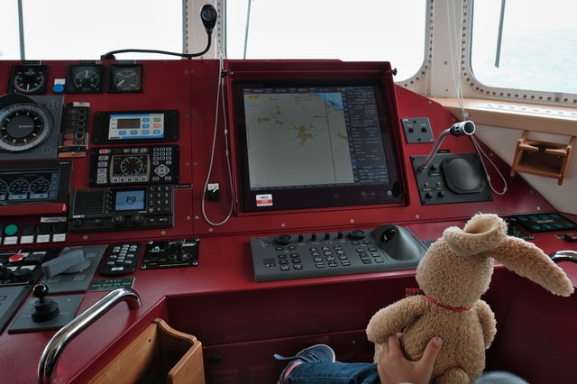 Felix auf der Brücke der Berlin, die übrigens keines der bekannten Steuerräder hat. Auch hier geht vieles nur noch per Joystick. GPS, Radar, Echolot und Wärmebildkameras gehören ebenfalls zur Bordtechnik.