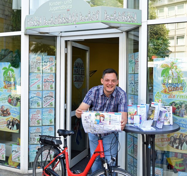 René Bast, Leiter des Kinder- und Jugendbüros der Stadt Unna, stellt die Spielplatzroute vor, die speziell für Familien entwickelt wurde.