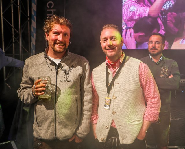 "Wiesenwirt" Nils Linke (l.) ist der Veranstalter des Dortmunder Oktoberfests.