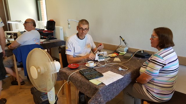 Gemeinsame Reparaturen mit den Besitzer*innen fördern die Hilfe zur Selbsthilfe und das nachbarschaftliche Miteinander im Ortsteil.