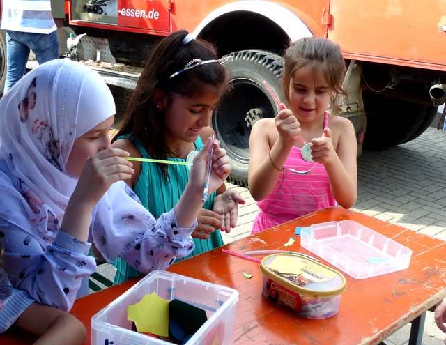 Bastelaktion des Tages: Armbänder aus Schläuchen herstellen
