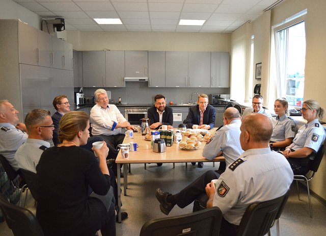 Beim gemeinsamen Frühstück, zu dem die Gäste die Brötchen mitbrachten, ging es insbesondere um die Rahmenbedingungen für den täglichen Einsatz der Polizei.