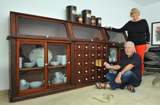 Ursula Eikmeier und Hans-Jürgen Mantz vor dem Apotheker-Schrank aus dem Jahre 1810.  | Foto: Michael de Clerque