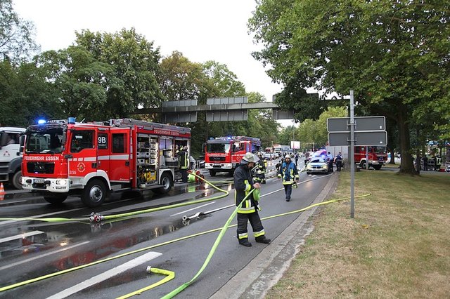 Der Verkehr kann nur einspurig vorbeigeführt werden. In Richtung Stadtmitte entsteht innerorts und auf der A40 ein kilometerlanger Stau. Foto: Mike Filzen.