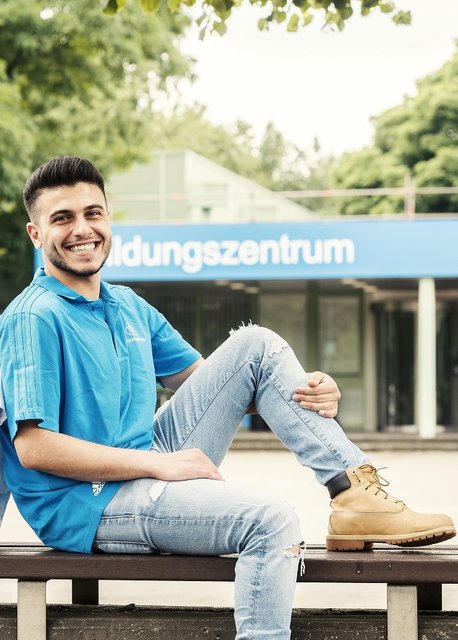 Mhamed Maen Alajrab kam 2014 als Geflüchteter nach Deutschland. Heute ist er froh über die bestandene Ausbildung bei thyssenkrupp Steel: „Ich habe mich während der Ausbildung sehr wohlgefühlt. Wir haben uns immer gegenseitig unterstützt und motiviert.“