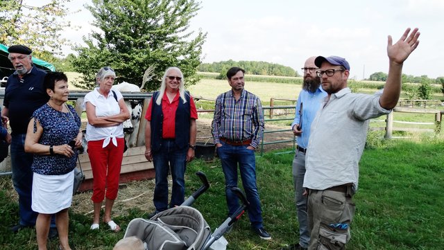 Beim Ortstermin der Dortmunder SPD-Ratsfraktion auf dem Lernbauernhof an der Kümper Heide informierten sich (v.l.n.r.) die Ratsvertreter*innen Friedhelm Sohn, Rita Brandt, Gudrun Heidkamp, Uwe Kaminski und Martin Grohmann. Informationen lieferten Fabido-Geschäftsführer Daniel Kunstleben und vor allem Elmar Schulte-Tigges (r.) vom Lernbauernhof in Derne.